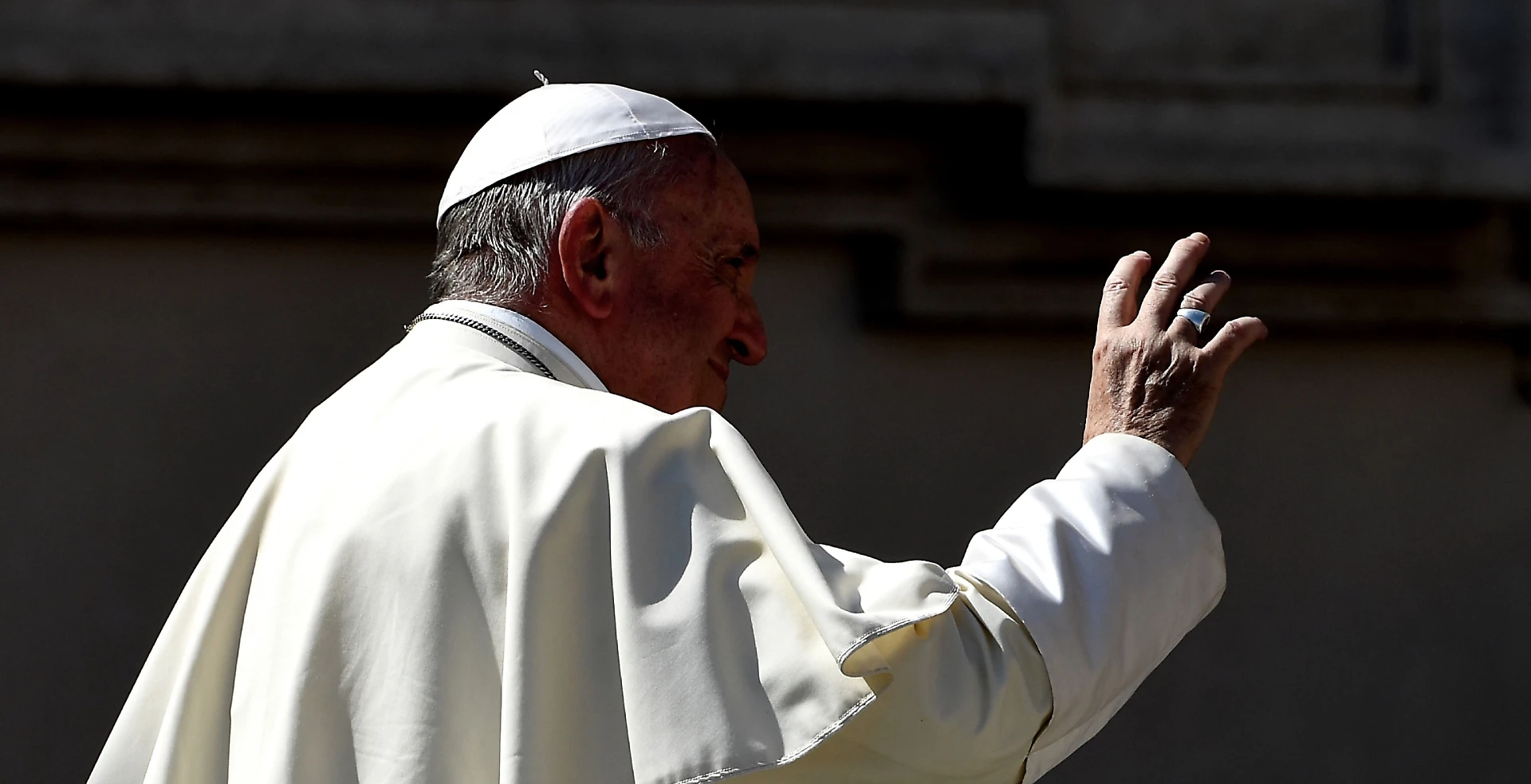 Luigi Bisignani: "Papa Francesco va in Oriente e in Vaticano si litiga"