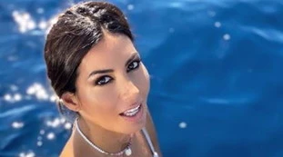 Elisabetta Gregoraci, uno scatto in bikini bianco della showgirl conquista i social