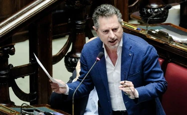 Borrelli offende Musumeci e la Sicilia: "Sugli alberi a mangiare banane", il ministro lo gela