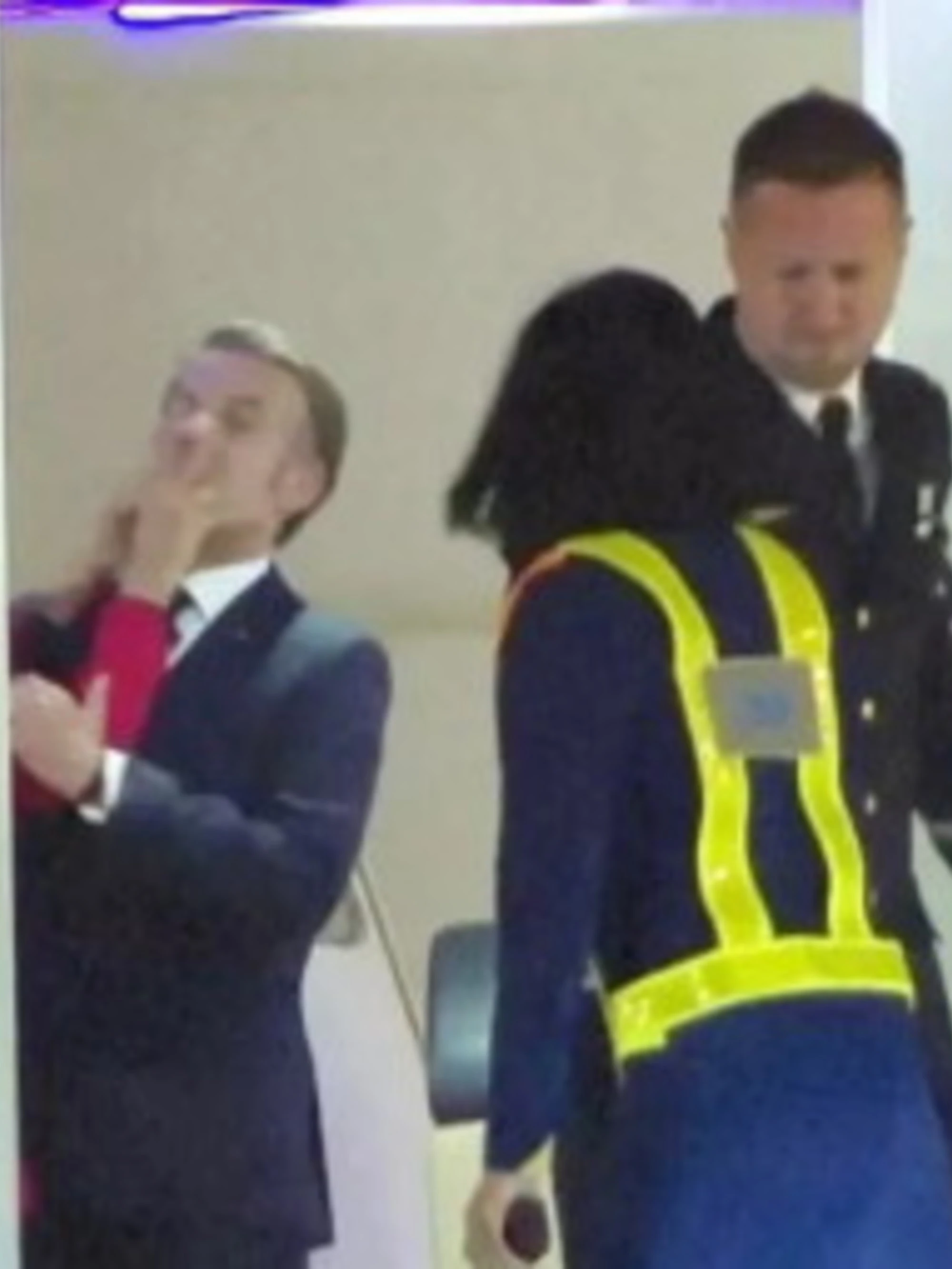 Macron, l'ultima farsa sulla manata di Brigitte