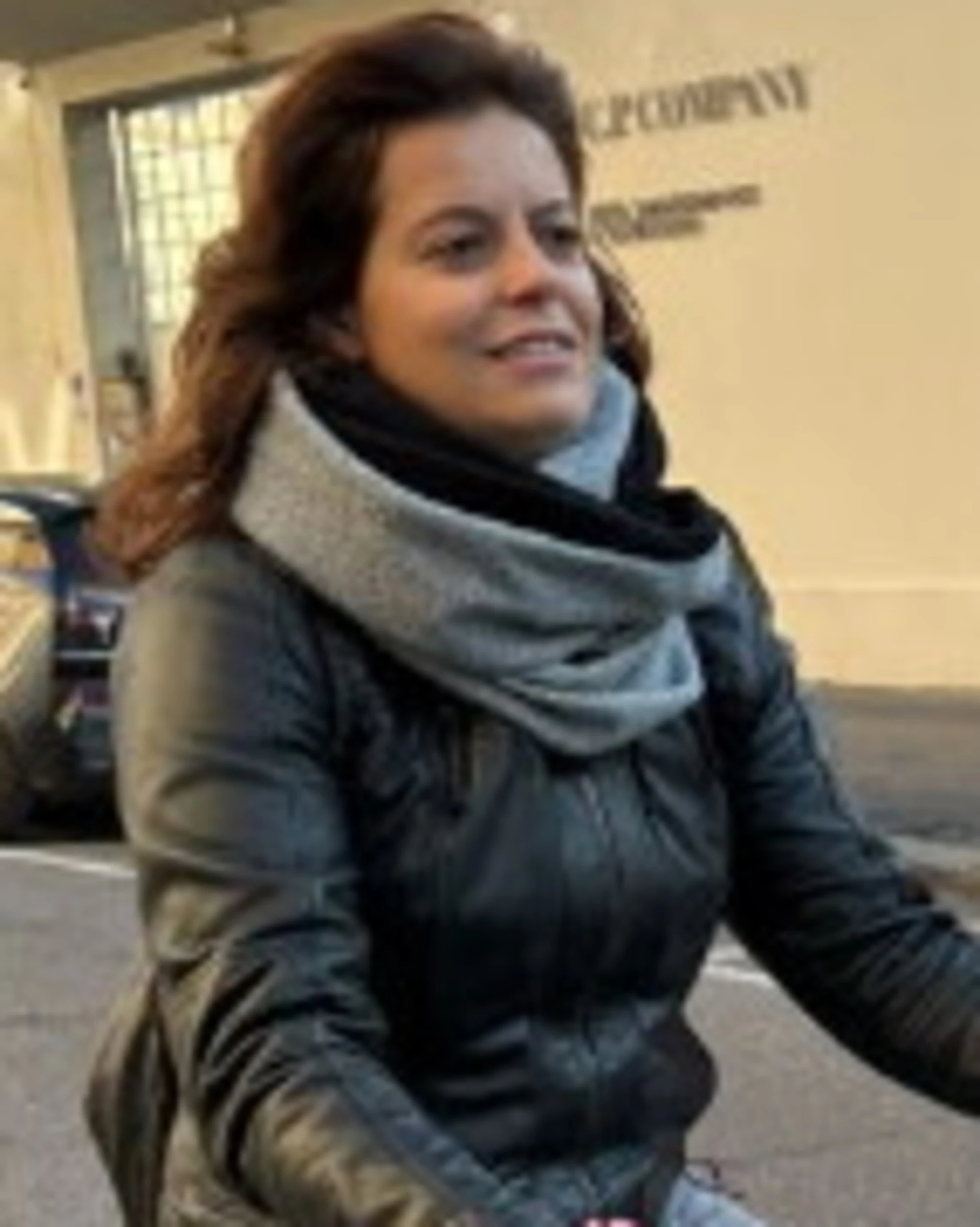Ilaria Salis, la foto in bici? Sfottò sui social: "Lo sai, vero, che la devi restituire?"