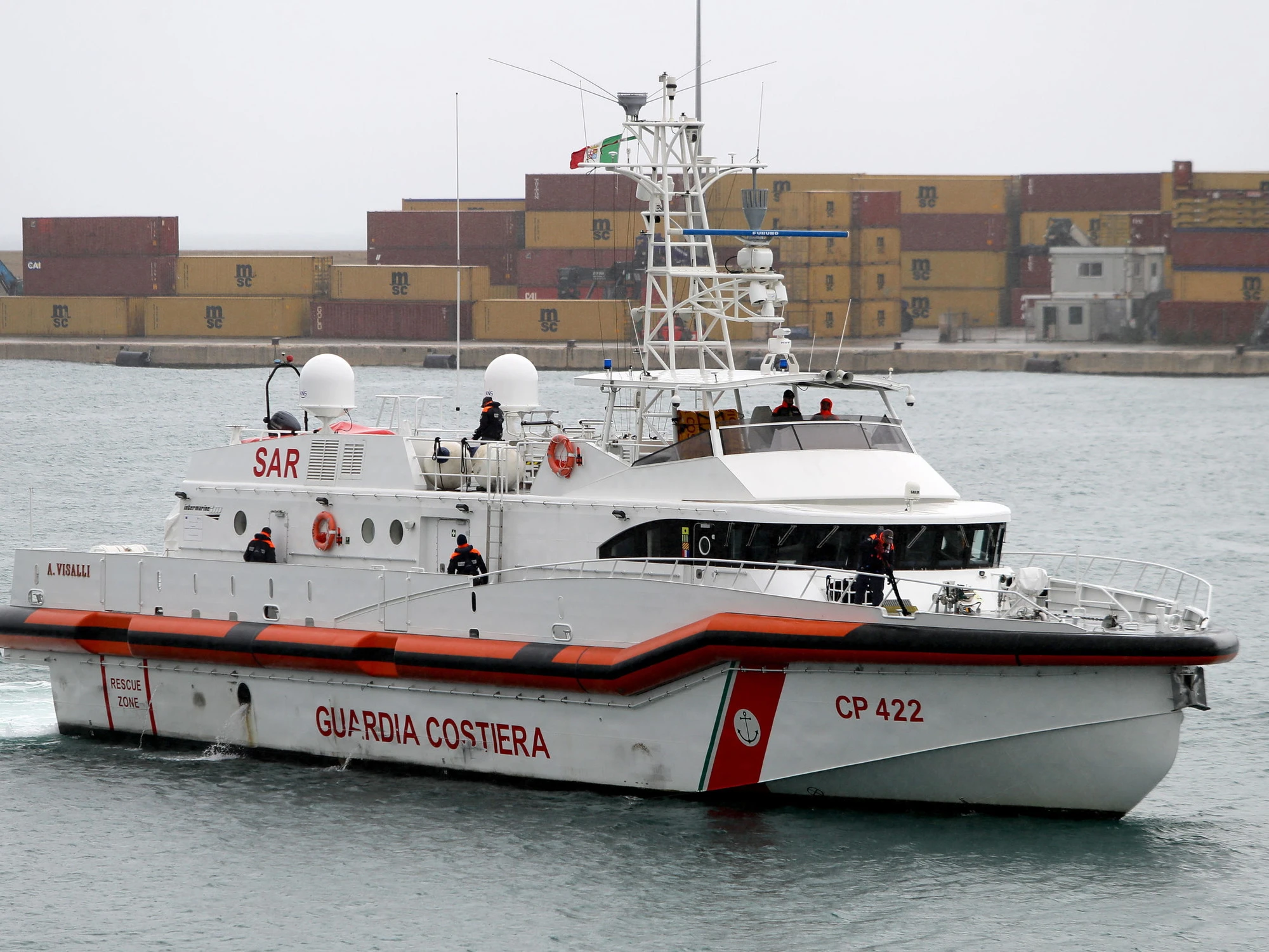 I migranti all’assalto dei traghetti: scene da panico a Olbia, interviene la polizia