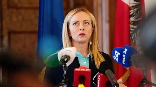 Meloni, l'imprevisto in conferenza stampa: "Mani sul volto", poi la risata