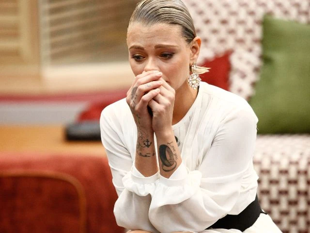 Grande Fratello Vip, Giulia Provvedi disperata dopo le corna: timori a Mediaset per il suo gesto estremo