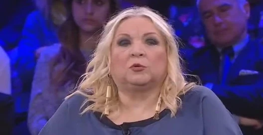 Maria Giovanna Maglie risponde al tizio che la insulta: "Faccia da sfigato anti-razzista"