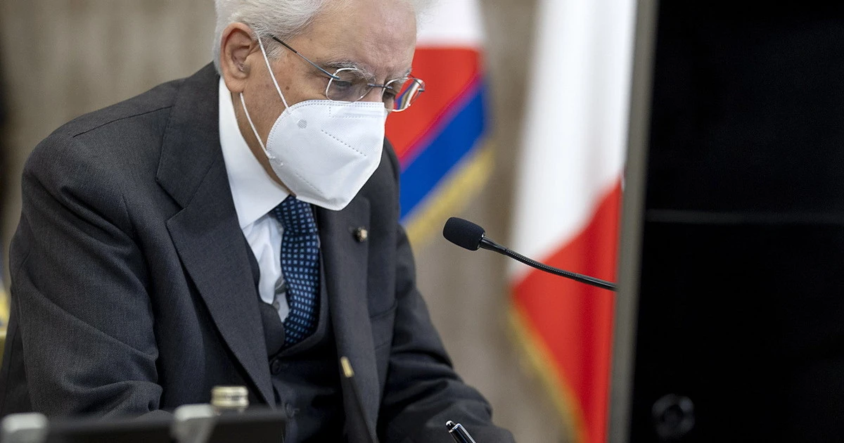 Sergio Mattarella? Alfonso Signorini gli piomba in casa: "Come vede i figli", indiscrezione sul Natale al Quirinale