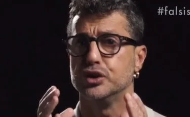 Fabrizio Corona aggredito, catenate e minacce: "Facciamo male a tuo figlio"