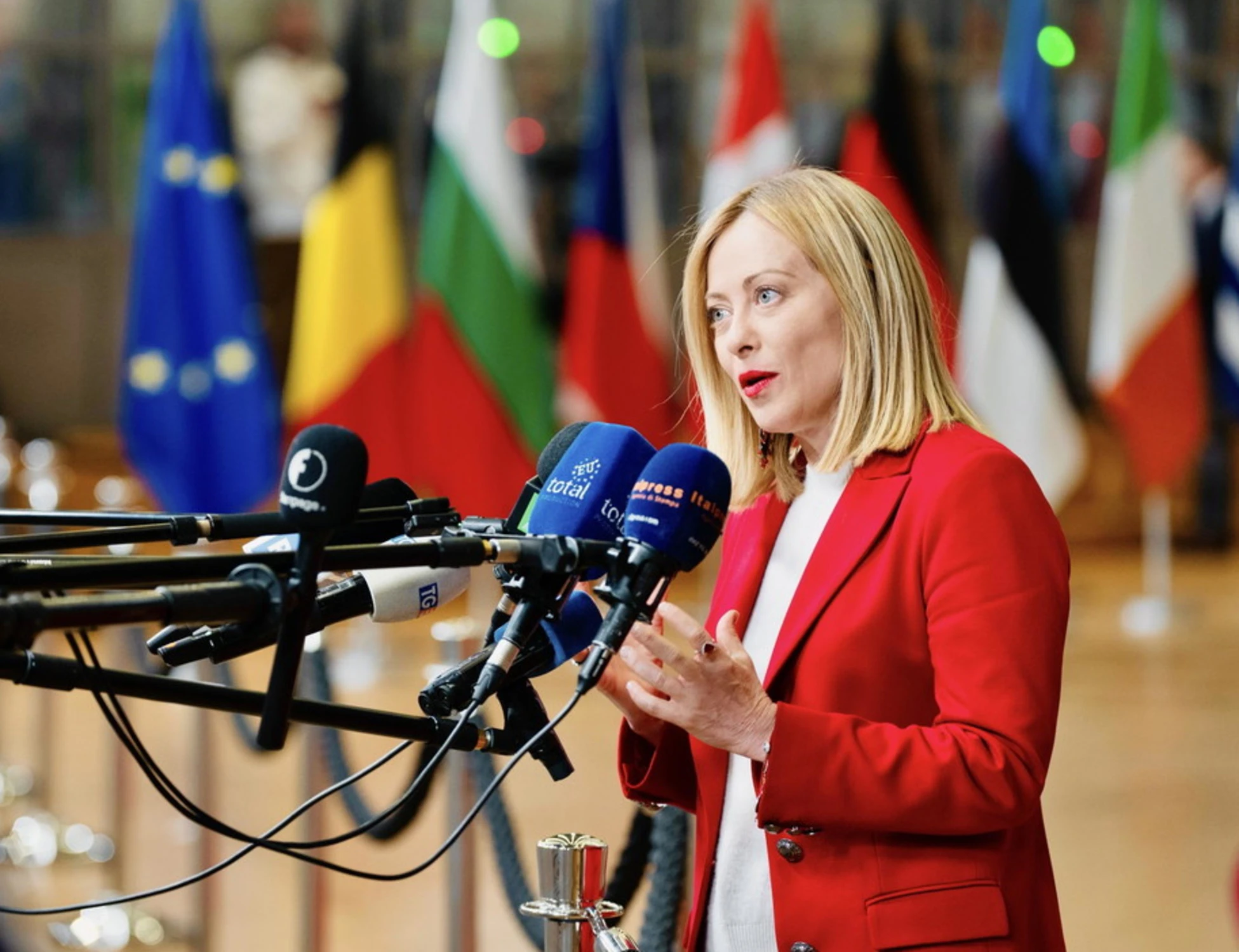 Giorgia Meloni in Europa, "meno male che...": la frase rubata che fa impazzire la sinistra