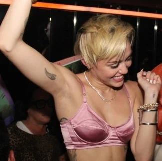 Miley Cyrus sempre più hot: "Un milione di euro per un film porno"