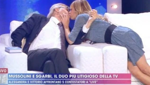 Live - Non è la D'Urso, Alessandra Mussolini imprevedibile: "Mi bacio Vittorio Sgarbi"