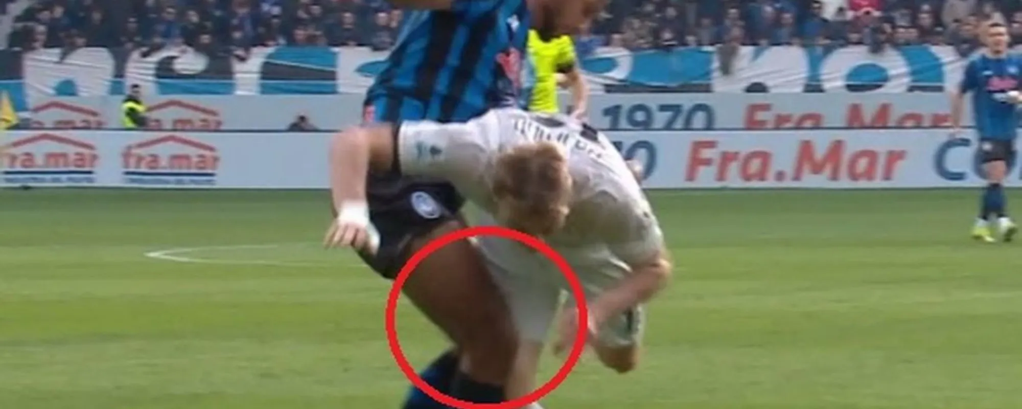 Insulta l'arbitro per il rigore negato, la moglie lo accoltella