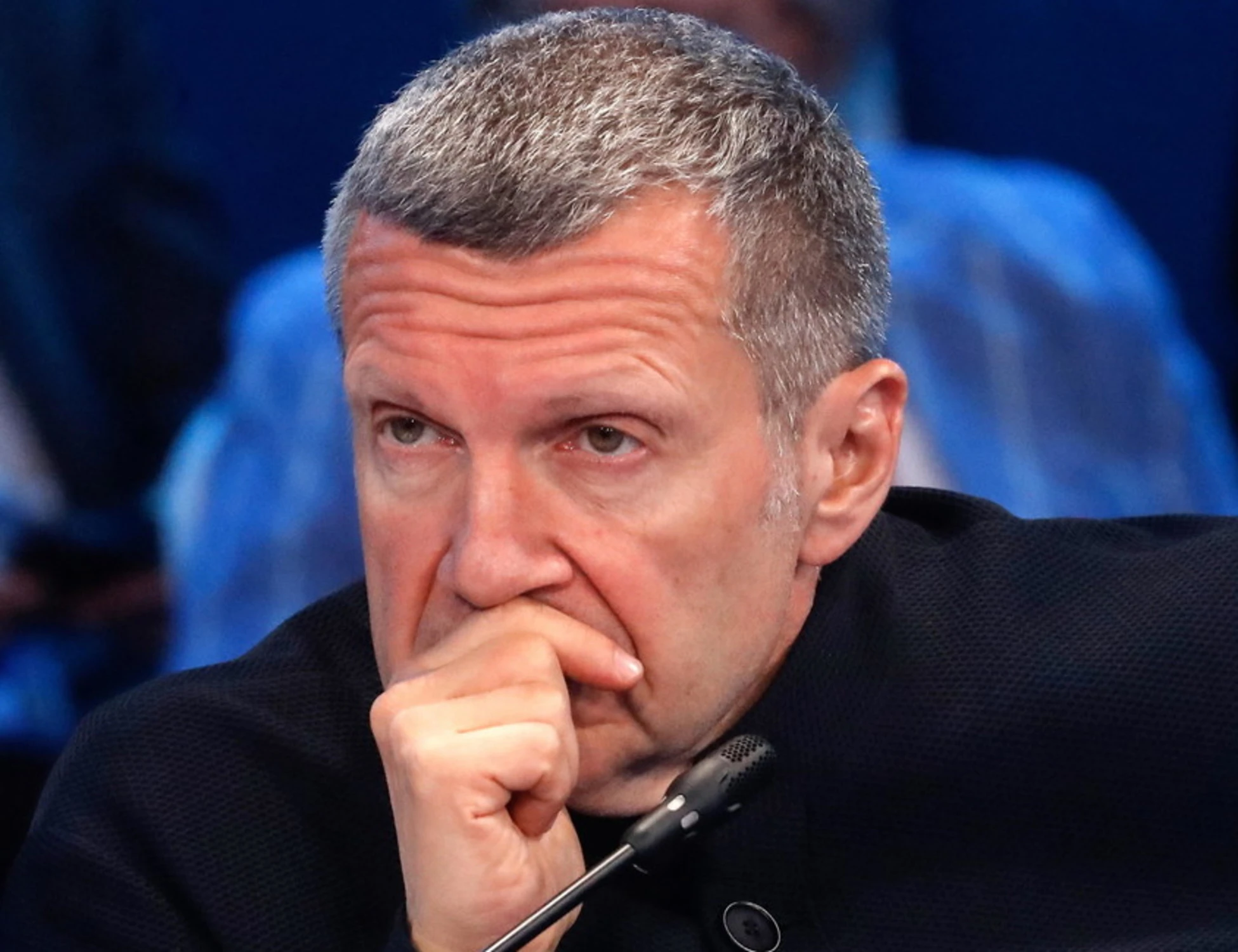 Solovyev ridicolo su Meloni: "Donnaccia" e "puta", ma non la attacco perché donna