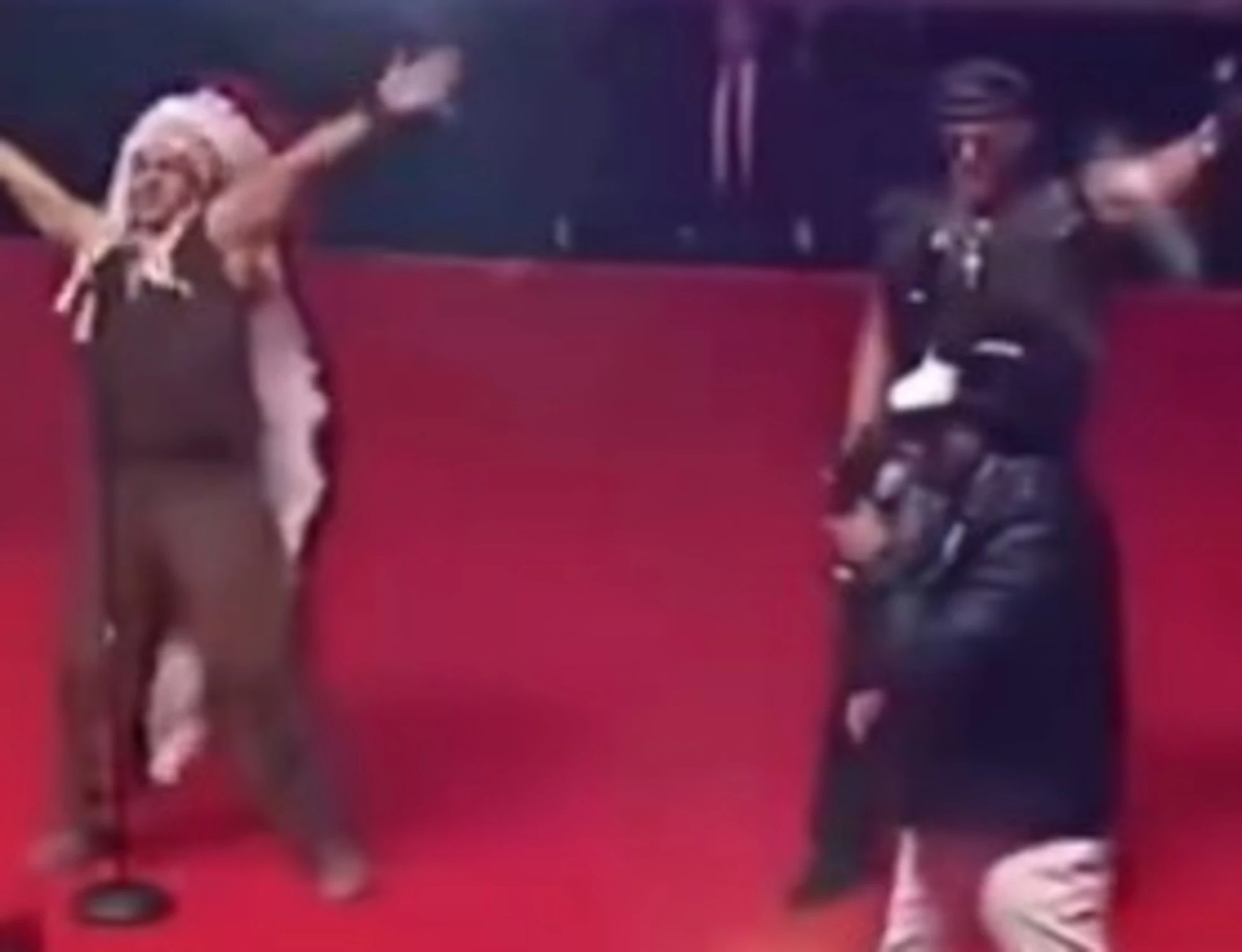 Village People, terrore sul palco: malore per Wills, stop al concerto