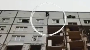 Kharkiv, si cala dal tetto per raggiungere la sua casa. Ma crolla tutto: un video terrificante