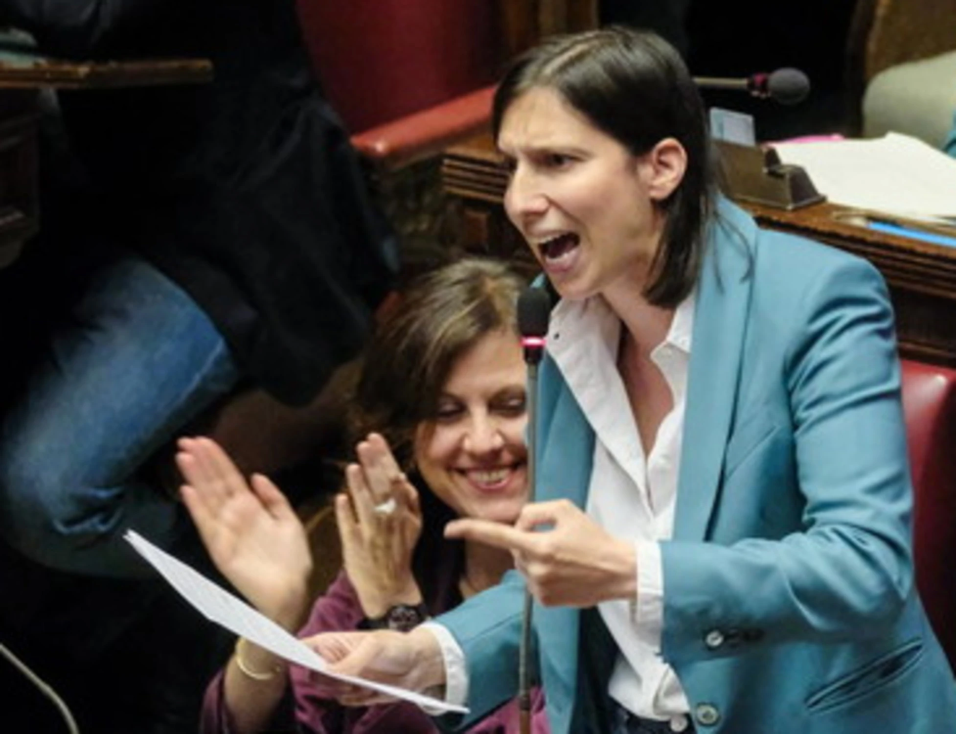 Urne vicine, i compagni alzano i decibel