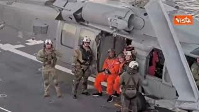 Artemis II torna sulla Terra, astronauti sorridenti dopo lo splashdown perfetto