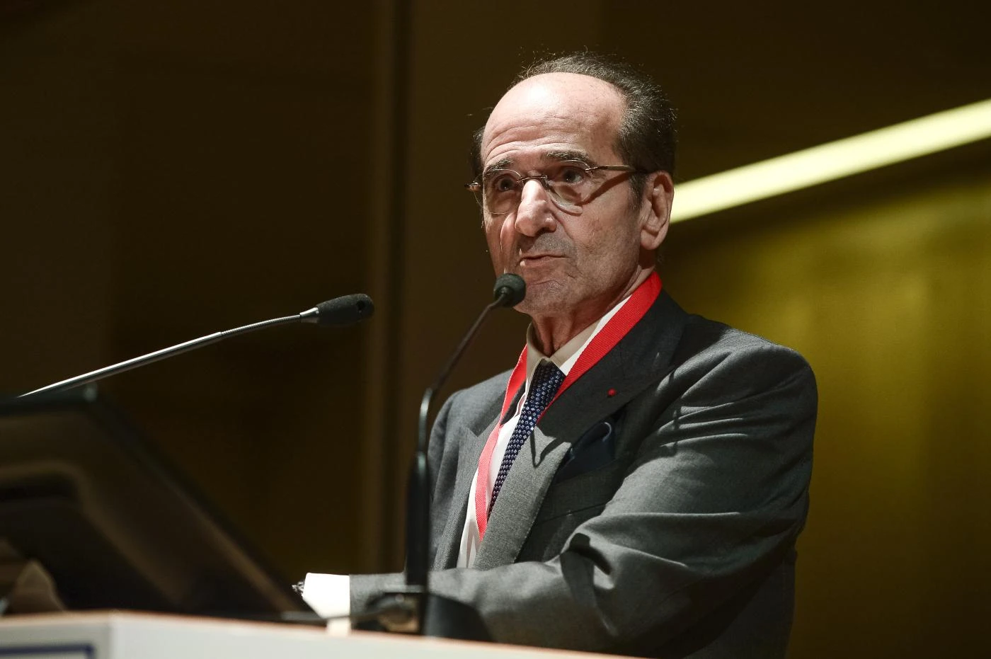 Emmanuel Macron demolito da Jean-Paul Fitoussi: "Lo sostenevo ma è soltanto un imbecille"