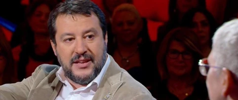 Salvini a Fuori dal Coro, si mangia le sardine con Mario Giordano: "Cosa c'è di più dolce?"