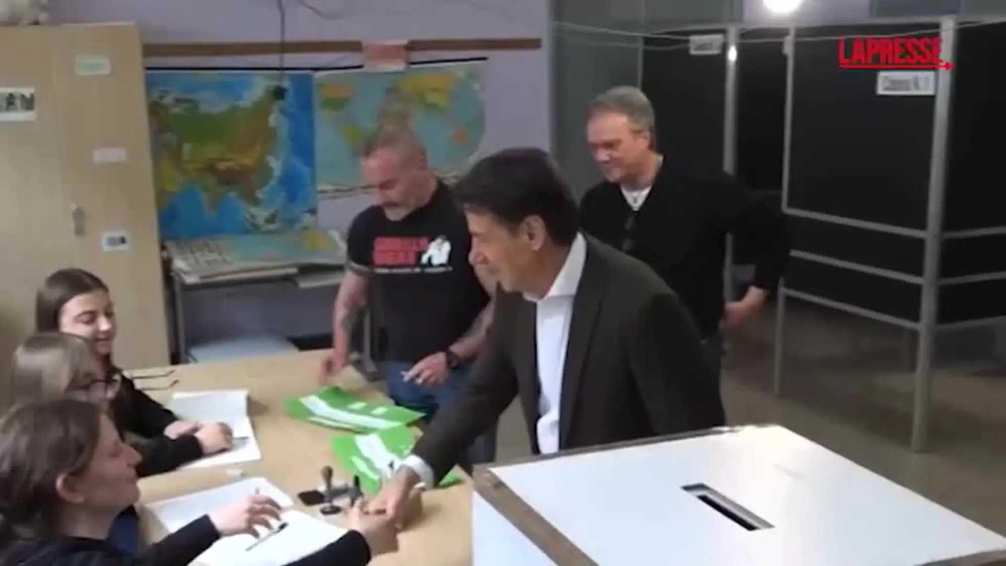 Referendum, Conte al voto col cane: entra nel seggio e... Cosa dimentica