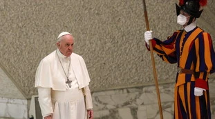 Papa Francesco, come si è vestito: una sconvolgente trasformazione