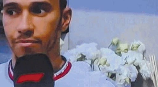 Lewis Hamilton? Costosissima gaffe: bevono tutti gratis, la foto fa il giro del mondo
