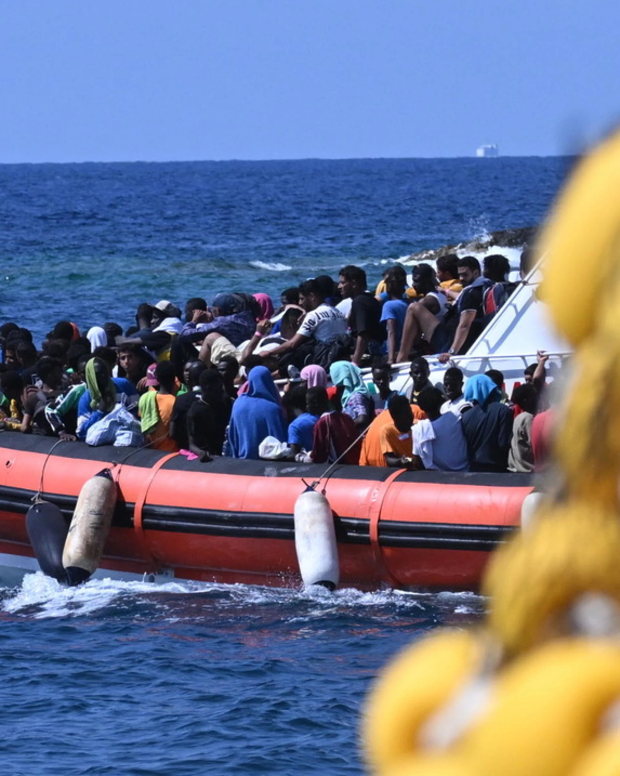 Lampedusa, si ribaltano due barchini di migranti: oltre 20 morti 