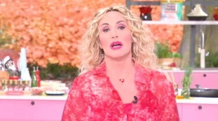 È sempre mezzogiorno,  Antonella Clerici e il dramma coronavirus: "Ancora qualche mese". Parole strazianti, speranza e terrore