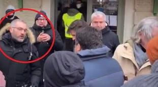 Matteo Salvini insultato in Polonia: "Vergognati pagliaccio". Borghi: "Agguatino, riconosciuto il fotografo contestatore?"