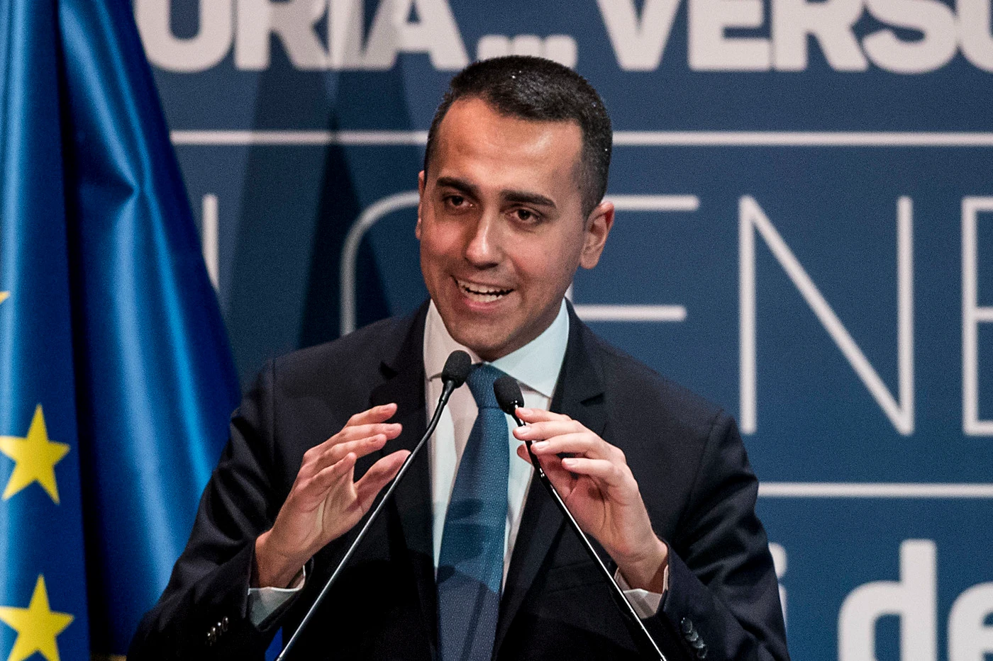 Di Maio, reddito di cittadinanza da matti: tetto ai contanti, obbligo di spesa e paletti, cosa non sapete