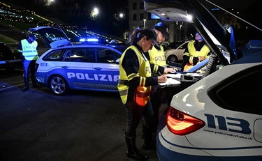 Bologna, marocchino buca l'alt e rischia una strage: feriti 2 carabinieri