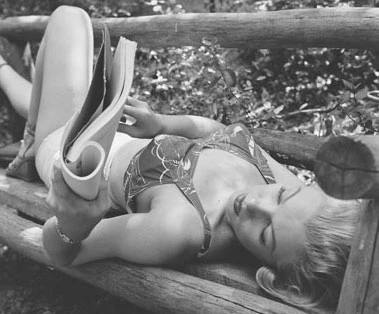 Look naturale, piedi nudi e relax al parco