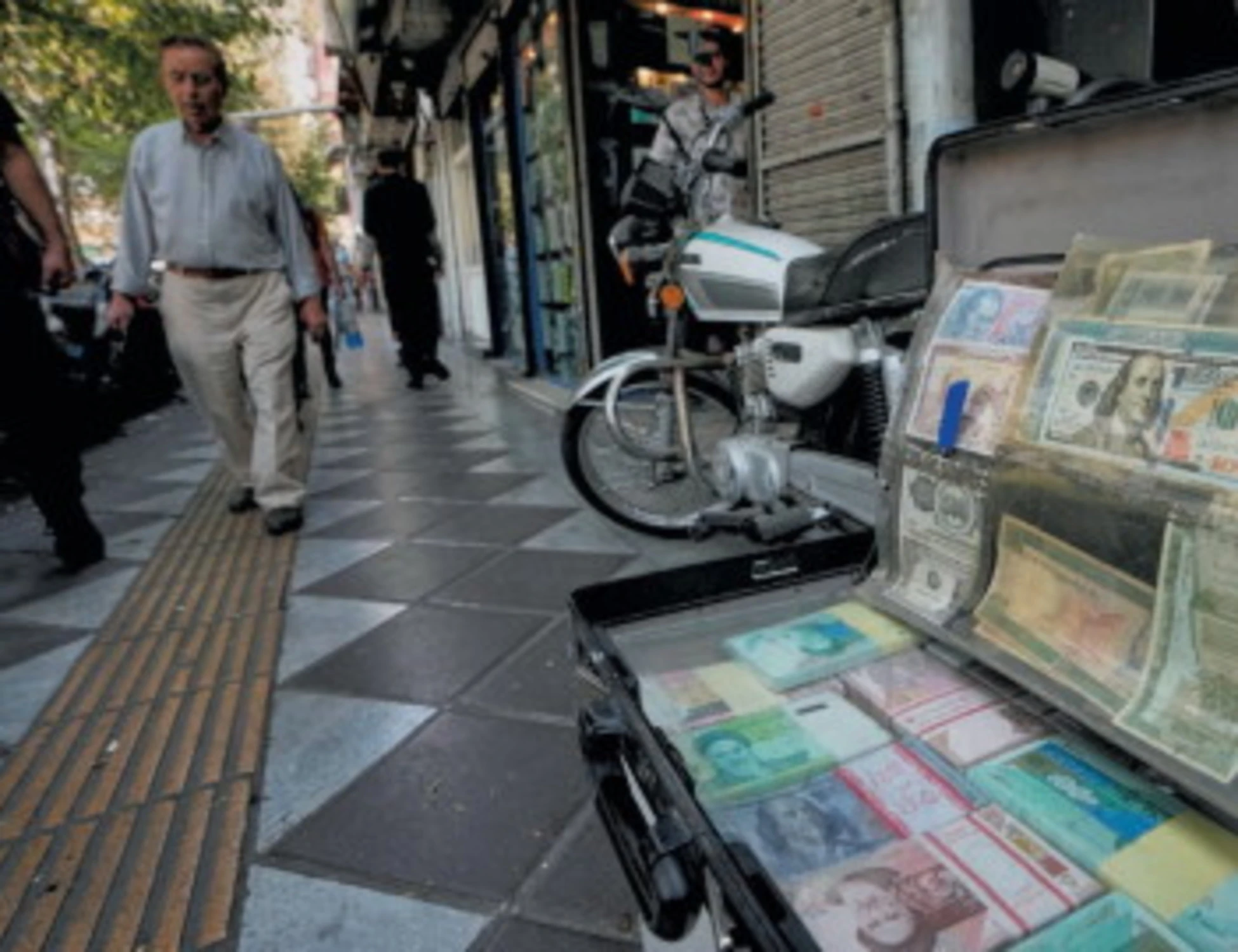 Senza soldi, lavoro, acqua: Iran all'età della pietra