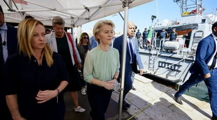 Ursula Von der Leyen a Lampedusa: "Piano Ue in 10 punti sull'immigrazione"