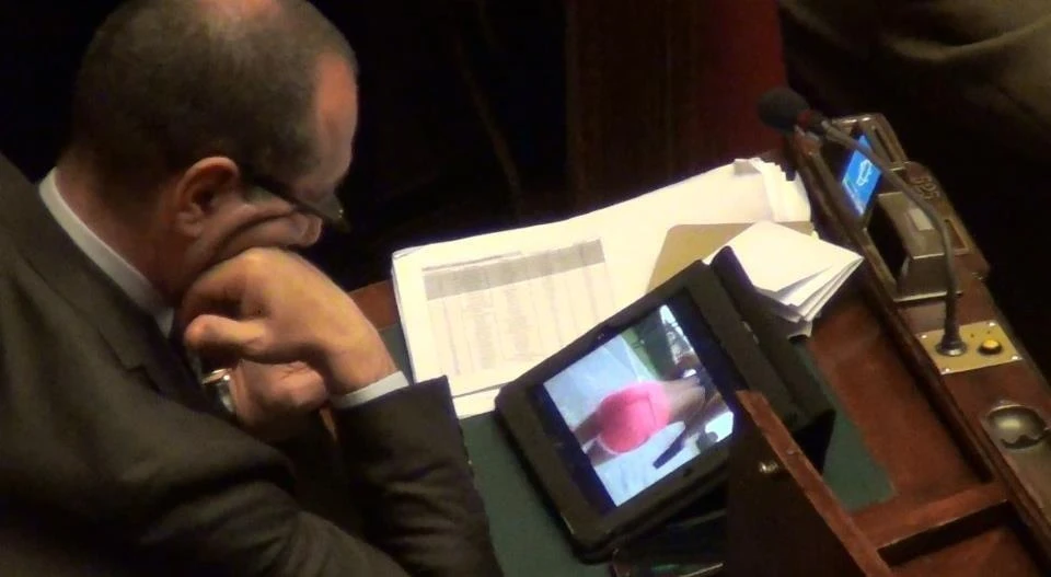 La paparazzata grillina: ecco il deputato che alla Camera guarda il video hot