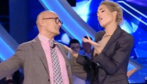 Grande Fratello Vip, Ilary Blasi stremata all'1.30: microfono aperto, la pazzesca gaffe in diretta