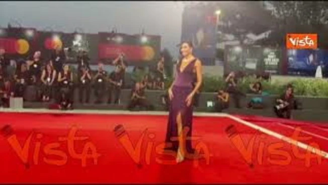 Venezia 83, Elisabetta Gregoraci sul red carpet sfida la scaramanzia e sfila in viola