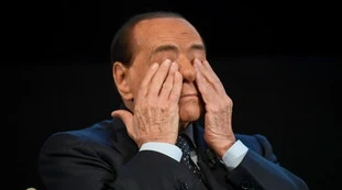 Matteo Renzi e Gianni Letta, lo scontro su Mario Draghi: "Non è disponibile", "Falso". Silvio Berlusconi tra due fuochi