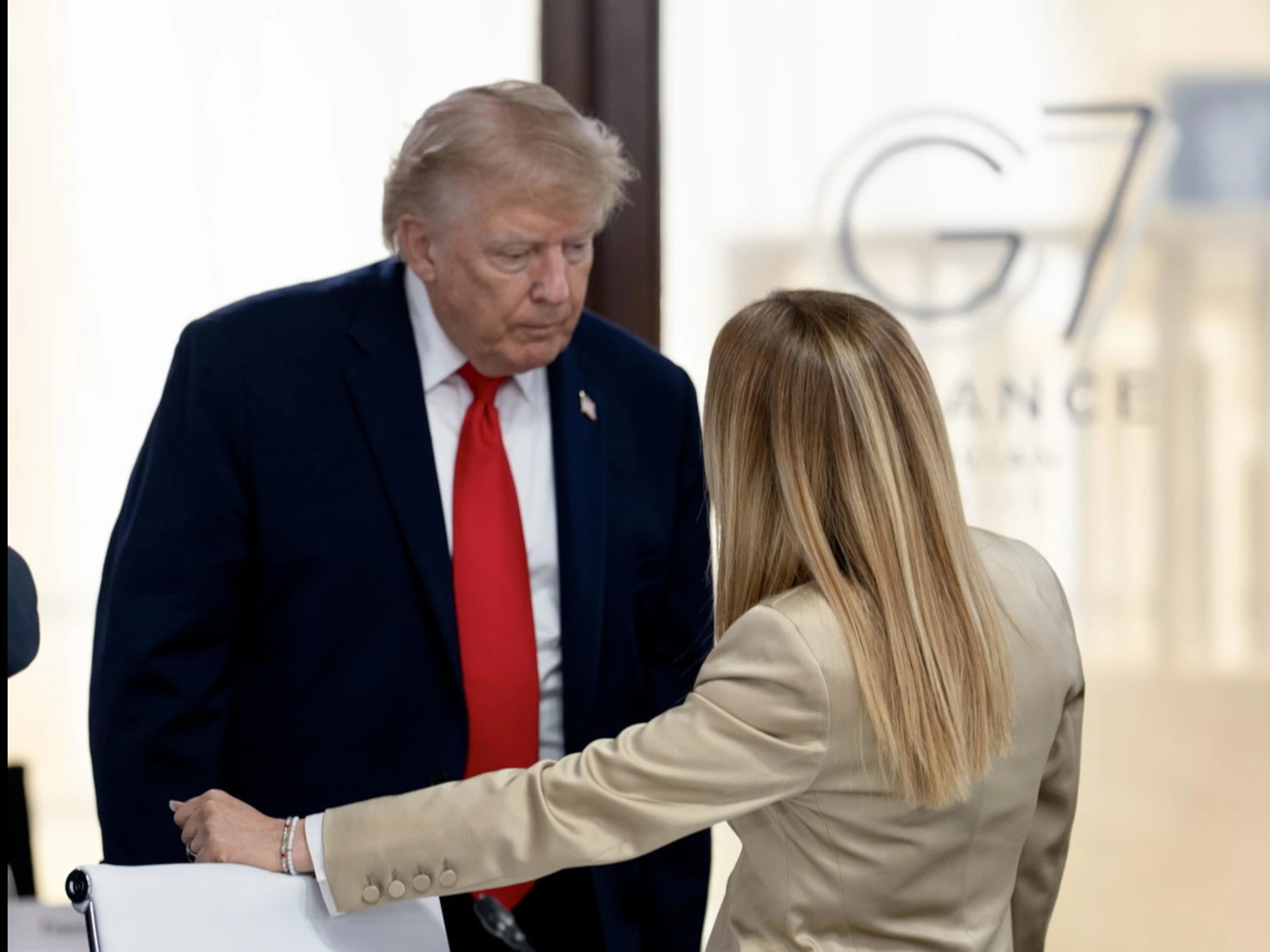 Giorgia Meloni insultata sui social dall'universo Maga: la macchina della propaganda di Donald Trump