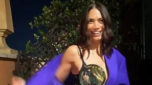 Elodie, mini e calze nere: la foto rubata alle gambe