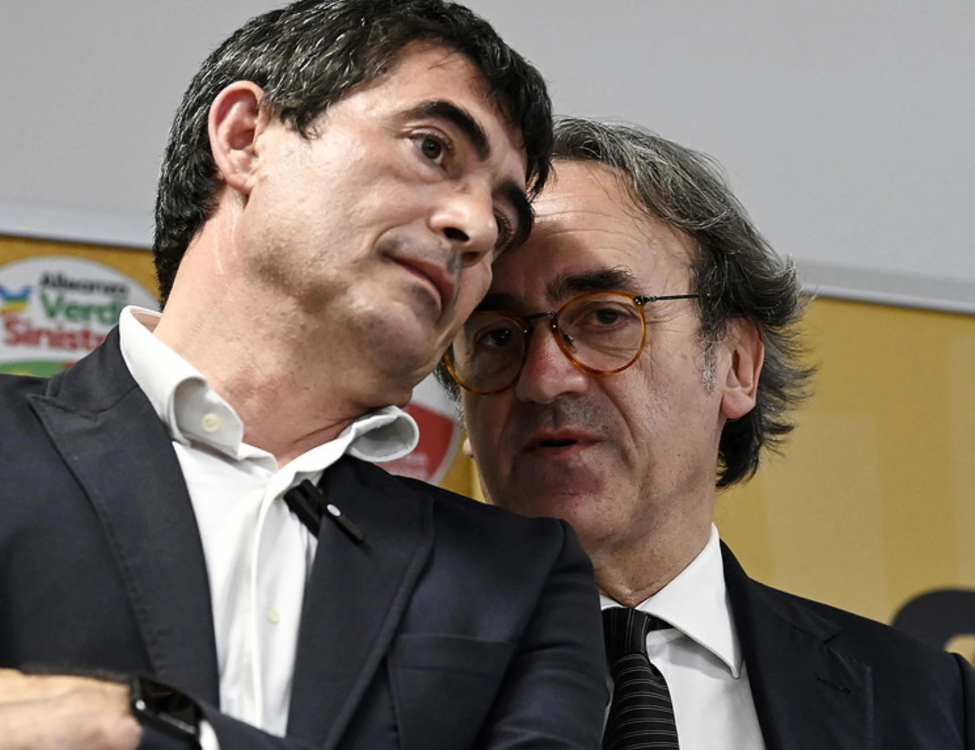 &quot;Evitate di guardarvi allo specchio&quot;: sinistra sciacalla