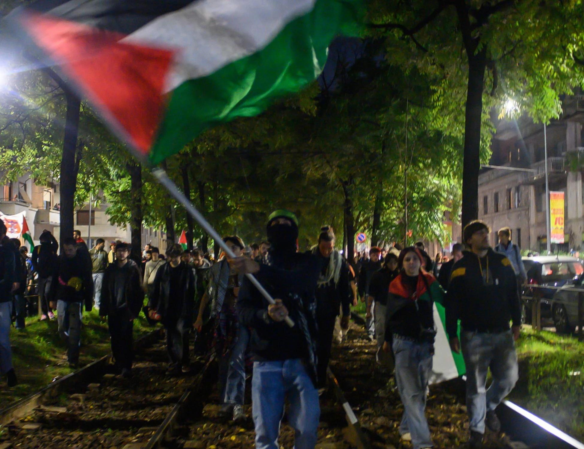Milano, pro-Pal bloccano le strade? "In galera!", esplode la rivolta