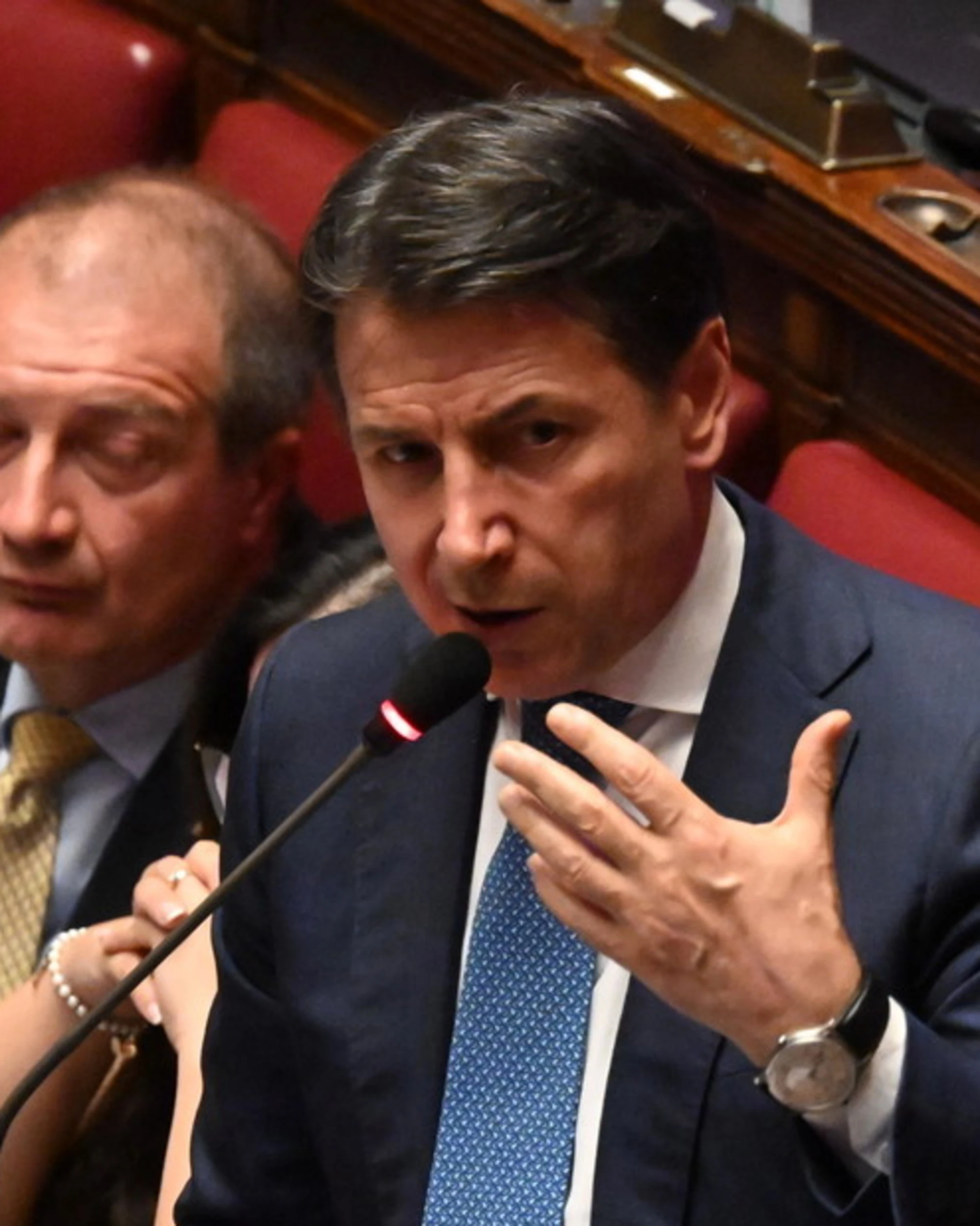 Fratelli d'Italia, "Conte guarda e impara". Come stroncano l'ex premier