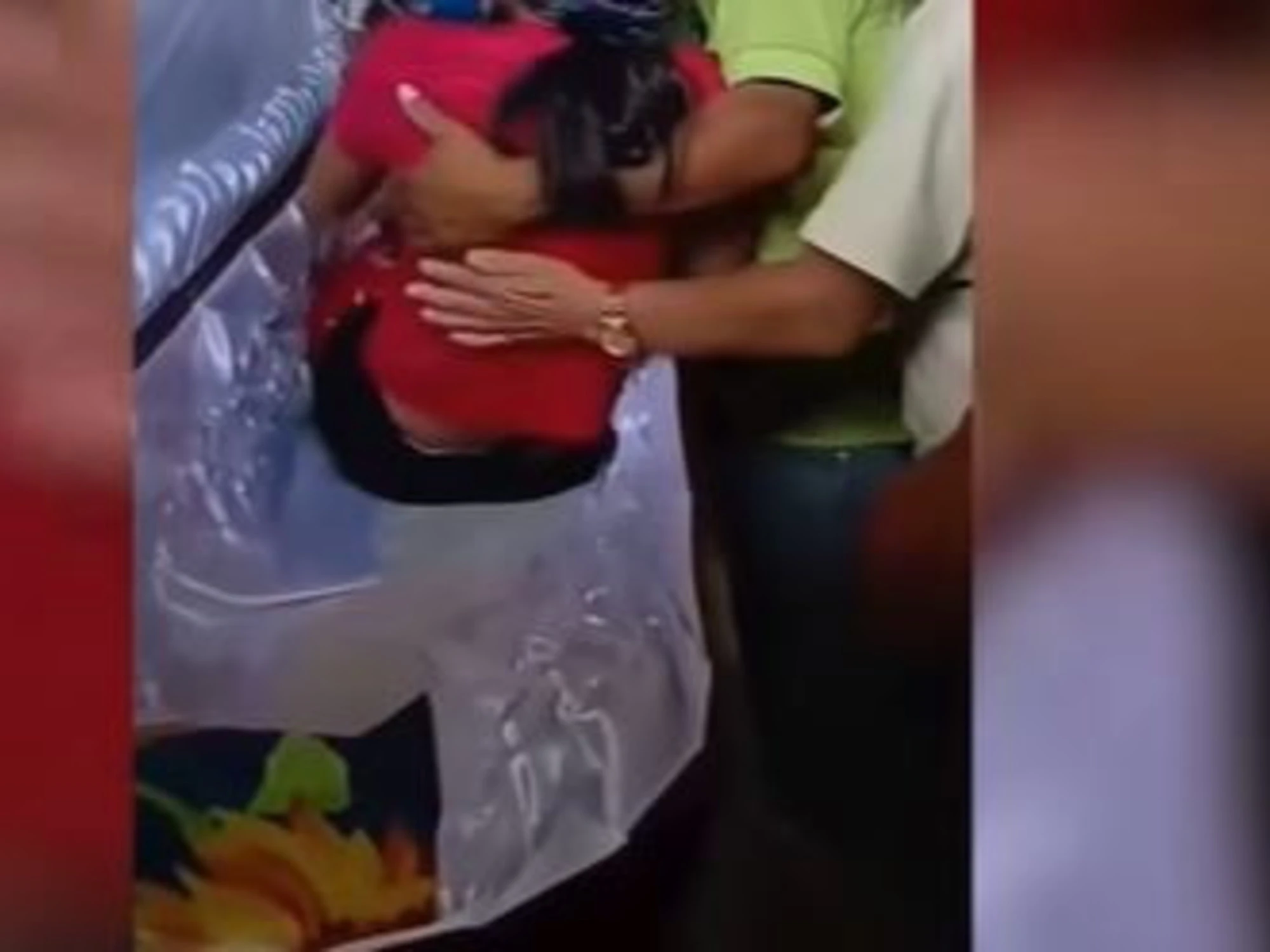 Guatemala, 15enne si sveglia nella bara durante il suo funerale: immagini forti