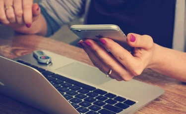 Vede dal cellulare i ladri che si intrufolano a casa sua: per loro finisce malissimo