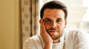 Aurélien Largeau, lo chef stellato nella bufera: "Assistente legato nudo a una sedia con un carota nel ***"