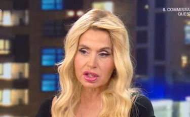 Valeria Marini, la confessione: "Scrivo di notte a Pedro Sanchez, lo stimo"