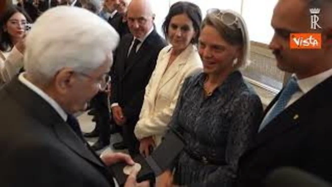 Arianna Fontana regala una medaglia olimpica a Mattarella al Quirinale per il 2 Giugno