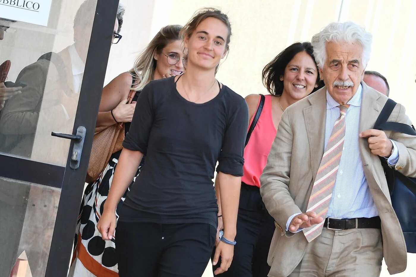 Sea Watch, Carola Rackete sta tornando in Germania. "Ora si riposerà, poi...". Dopo il danno la beffa