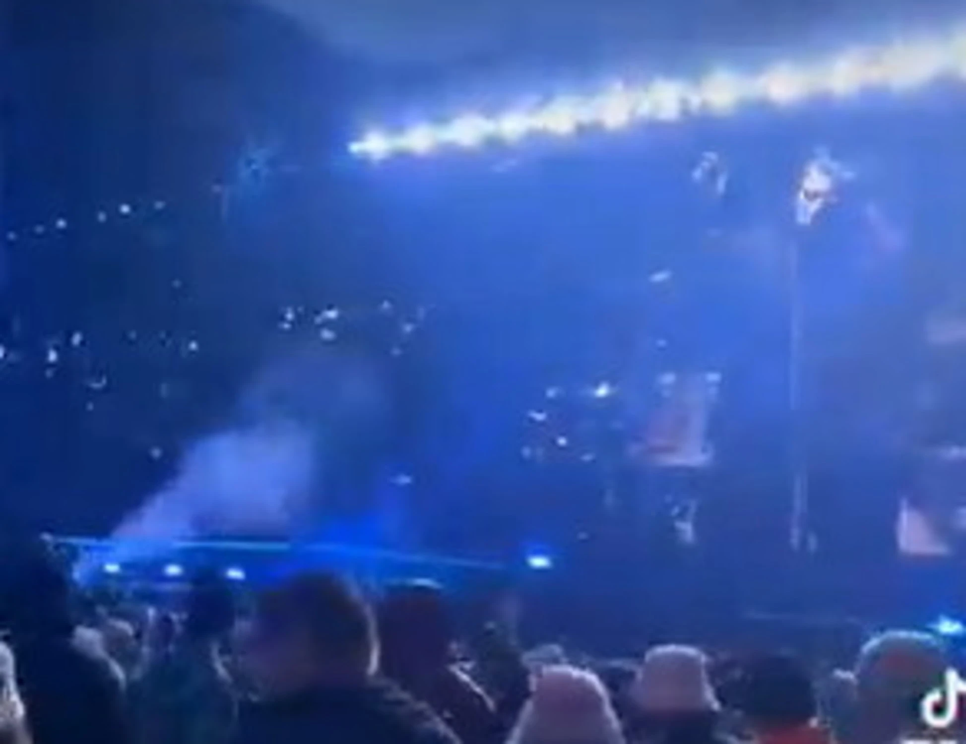 Corna allo stadio, gli Oasis sfottono i Coldplay
