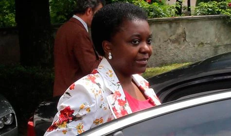 Kyenge a casa del CarroccioI leghisti la "bombardano"